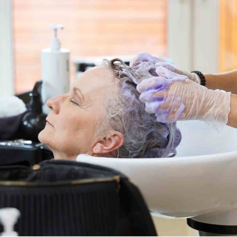 A hairdresser washes the hair of a customer in the Hairdreams partner salon