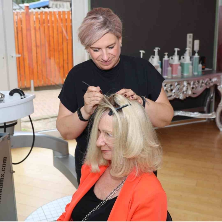 A hairdresser integrates the Hairdreams MicroLines